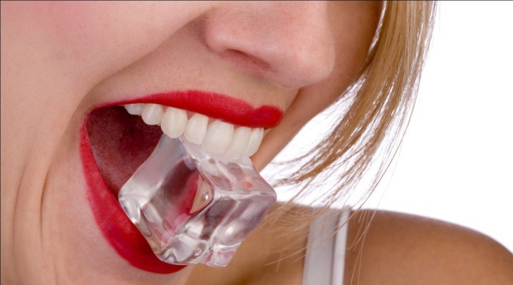 Beberapa Efek Samping Jika Sering Mengunyah ES Batu Bagi Kesehatan!